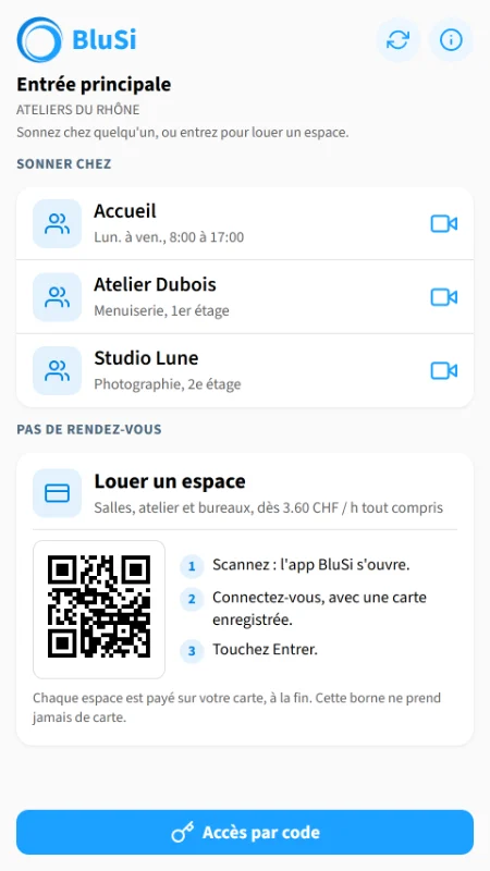 Écran du BluSi Pad à l'entrée : l'interphone, et Louer un espace avec un code à scanner